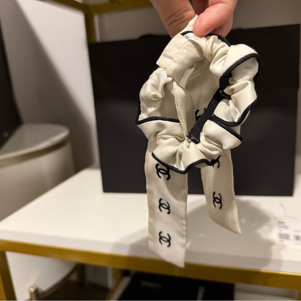 CHANEL HAIR TIE SILK OFF WHITE PREOWNED - Picture 3 of 8